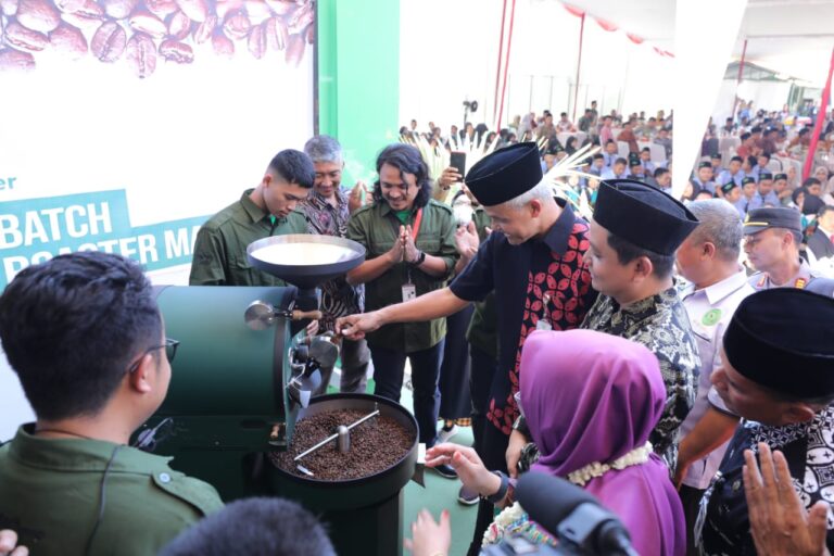 Ganjar Kagumi Mesin NU Roaster Kopi Karya SMK Ma’arif Mungkid
