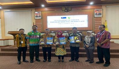 Plt Asisten 3 Sekda Jepara didampingi Sekdin BKD, Wapinca Bank Jateng Cabang Jepara dan Kadin Disdukcapil menyerahkan secara simbolis SK Pensiun kepada Pensiunan di Gedung Shima Setda Jepara, Rabu (1/2/2023)
