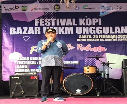 Penjabat (Pj) Bupati Jepara Edy Supriyanta memberikan sambutan dalam Festival Kopi Dan Bazar UMKM Unggulan, Sabtu (25/2/2023)