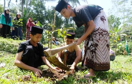Ponpes Tahfidz Al Musthofa Tebuireng 16 Wajibkan Santri Khatam Al Qur’an Tanam Pohon