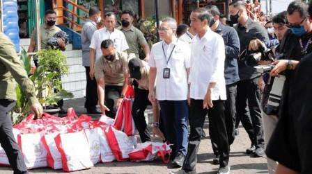 Jokowi Bersama Zulhas Blusukan di Sejumlah  Pasar Jawa Tengah