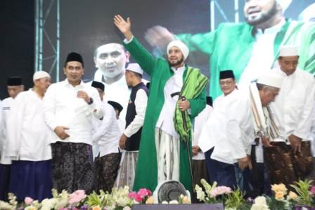 Habib Syekh Sampaikan Rasa Rindu pada Mbah Moen