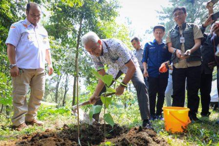 Ganjar Gandeng Penyuluh dan Kelompok Tani Hutan Galakkan Reboisasi