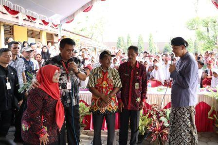 Aulia Rizkia Rahmawati, seorang guru honorer di SDN 1 Karangwader, Kecamatan Penawangan berdialog dengan Gubernur Jawa Tengah, Ganjar Pranowo, yang sedang melakukan kunjungan kerja di Kabupaten Grobogan. Aulia mendapat hadiah dari gubernur