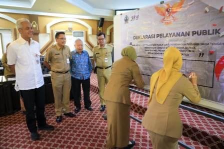 Gubernur Jateng Ganjar Pranowo menyaksikan peluncuran Unit Pelayanan Publik Pancasilais, di Lantai V Gedung B kantor Pemprov Jateng, Senin (19/6/2023)