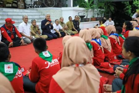 Gubernur Jateng Ganjar Pranowo berdialog dengan para pelajar yang akan berangkat ke Lampung Selatan mengikuti Jumbara Nasional IX pada 2 Juli hingga 10 Juli 2023. Pelepasan kontingen berlangsung di rumah dinas gubernur, Senin (19/6/2023) malam