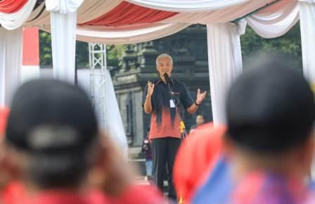 Gubernur Jawa Tengah, Ganjar Pranowo, memberi sambutan pada acara Harlah ke-17 dan Pelantikan Pengurus PPDI Provinsi Jawa Tengah di Alun-alun Wonosobo, Selasa (20/6/2023)