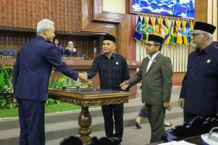 Gubernur Ganjar Pranowo menghadiri Rapat Paripurna Masa Sidang Ketiga, dan diterima para pimpinan DPRD Jateng di Gedung Berlian, Senin (19/6/2023)