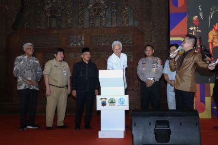 Gubernur Jawa Tengah, Ganjar Pranowo, meluncurkan aplikasi Samsat Budiman yang menjangkau para wajib pajak yang ada di desa, Senin (19/6/2023)