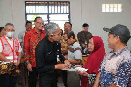 8 Warga Terdampak Proyek Reaktivasi Jalur KA Stasiun Tawang-Pelabuhan Tanjung Emas Terima Santunan