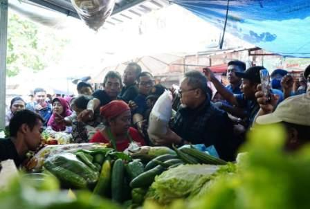 Sidak di Pasar Karang Ayu Semarang, Mendag Zulhas: Harga Bapok Turun dan Pasokan Cukup