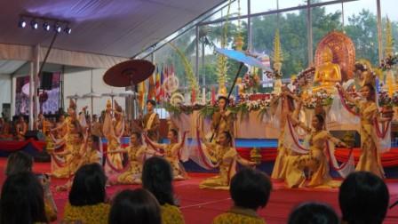 Rayakan Hari Asadha 2567 BE, Ribuan Umat Budha Gelar Asalha Mahapuja di Borobudur