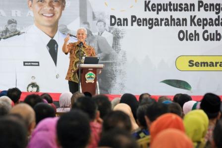 Gubernur Jawa Tengah Ganjar Pranowo memberi pengarahan kepada kepala SMA, SMK dan SLB Negeri di Jawa Tengah. Kegiatan berlangsung di Balai Pengembangan Pendidikan Khusus, Sendangmulyo, Tembalang, Semarang, Selasa (18/7/2023)