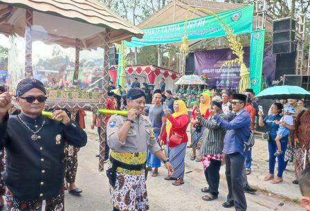Umat Lintas Agama Desa Kaloran Temanggung Ikuti Grebek Maulud Seribu Tumpeng