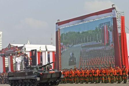 Pimpin Upacara HUT ke-78 TNI di Monas, Jokowi Naik Tank Periksa Pasukan