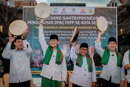 Menparekraf Minta Santri Ponpes Fadhlul Fadhlan Semarang Implementasikan Strategi Green Ocean