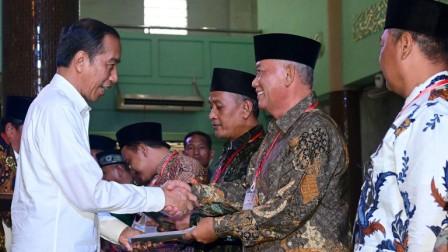 Jokowi Serahkan 1.000 Sertifikat Tanah Wakaf se-Jawa Timur