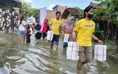 Indosat Salurkan Bantuan untuk Warga Terdampak Banjir di Demak