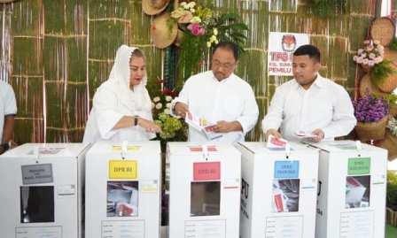 Mbak Ita dan Keluarga Nyoblos di TPS Bernuansa Pedesaan