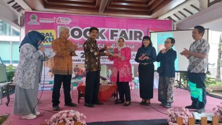 Sekretaris Umum Satupena Jawa Tengah Mohammad Agung Ridlo menyerahkan buku antologi lingkungan hidup kepada Kepala Bidang Pelayanan Perpustakaan Dinas Kearsipan dan Perpustakaan Jawa Tengah Listyati Purnama Rusdiana