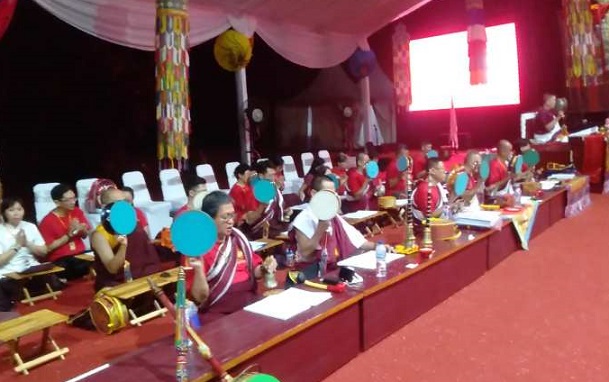 Umat Buddha Berdoa untuk Perdamaian dan Kesejahteraan Dunia