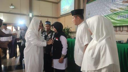 Wali Kota Semarang, Hevearita Gunaryanti Rahayu melepas ribuan calon jemaah haji Kota Semarang di Auditorium UIN Walisongo Kampus III Kota Semarang, Kamis (9/5/2024).