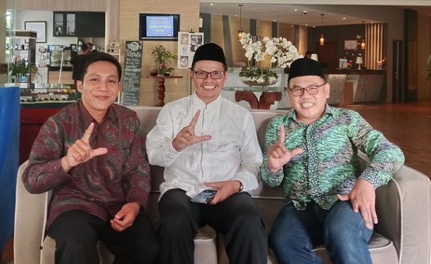 Direktur Urusan Agama Islam dan Pembinaan Syariah Kementerian Agama Dr Adib (tengah) dan staf berfoto bersama dengan Fungsionaris Satupena Jawa Tengah Gunawan Trihantoro