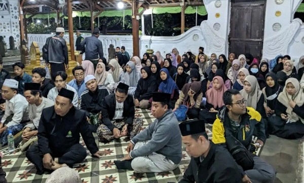 Mahasiswa MHU UIN Walisongo Ziarah ke Makam Sunan Gunung Jati