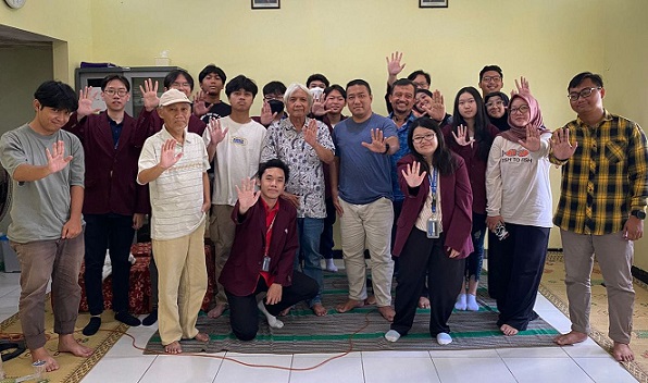 Pengurus RW IV Ngaliyan Semarang bergambar bersama dengan remaja setempat dan mahasiswa Program Character Building Universitas Bina Nusantara Semarang seusai diskusi di Gedung Amanah Center, Taman Karonsih, Ngaliyan, Semarang.