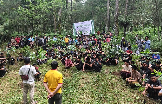 Jaga Sumber Air Kawasan Merapi, Ratusan Santri Tanam Pohon