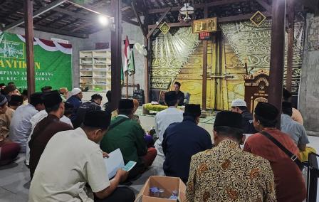 Jamaah yang terdiri dari para orang tua, juga diselenggarakan secara rutin. Seminggu sebanyak 2 kali pertemuan.