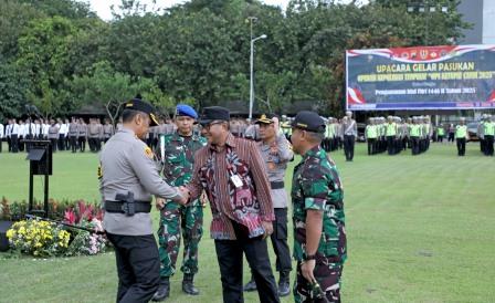 Wakil Wali Kota Semarang Iswar Aminuddin mewakili Wali Kota Agustina Wilujeng melakukan pemeriksaan pada apel gelar pasukan Operasi Ketupat Candi 2025 di lapangan Mapolrestabes Semarang, Jumat (21/3/2025)