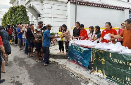 Jaga Toleransi, Umat Buddha Vihara Dewi Welas Asih Cirebon Tebar Takjil Ramadan 1446 H
