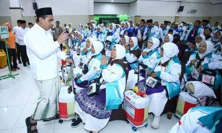 Lepas Jemaah Haji Kloter 1 Embarksi Solo, Taj Yasin: Jaga Kesehatan dan Nama Baik Indonesia