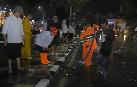 Semarang Diguyur Hujan Lebat, Agustina Gercep Tinjau Genangan Air di Sejumlah Titik