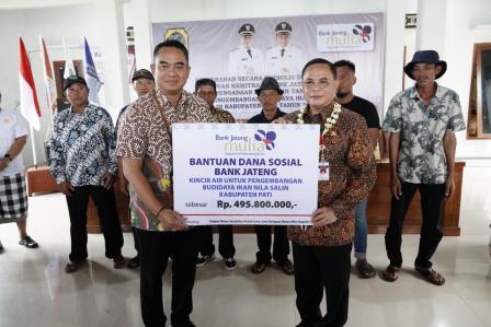 Direktur Utama Bank Jateng, Irianto Harko Saputro, secara simbolis menyerahkan bantuan dana sosial senilai Rp 495.800.000 kepada Bupati Pati, H Sudewo ST MT untuk pengadaan kincir air guna mendukung pengembangan budidaya ikan nila salin di Kabupaten Pati, Kamis (19/6/2025)