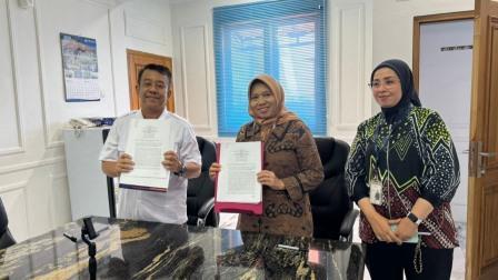 Kepala DPLK Setia Bank Jateng Irma Indri Pratiwi, Direktur Utama PT Tirta Utama Jawa Tengah (Perseroda) Dr H Aji Setya Budi dan Pemimpin Capem Bank Jateng Banyumanik Vanilla Rosa berfoto bersama usai penandatanganan kerja sama pengelolaan dana pensiun, di Semarang, Rabu (9/7/2025).