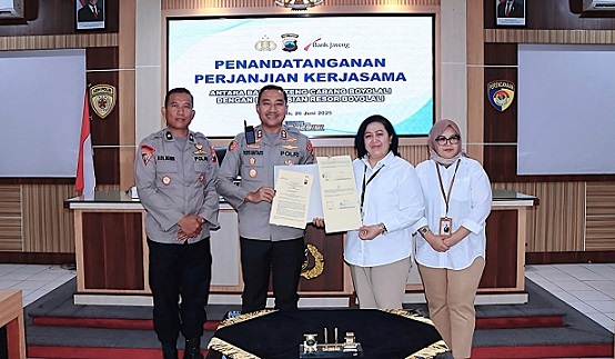 Kapolres Boyolali AKBP Rosyid Hartanto dan Pemimpin Bank Jateng Cabang Boyolali Sutanti menunjukkan dokumen kerja sama usai penandatanganan perjanjian antara Polres Boyolali dan Bank Jateng Cabang Boyolali di Aula Bhara Merapi, Kamis (26/6/2025)