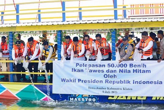 Gubernur Jateng Dampingi Wapres Tebar 50 Ribu Benih Ikan di Rowo Jombor