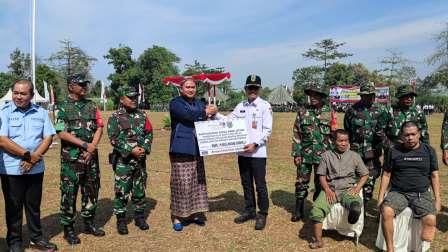 Bank Jateng menyerahkan bantuan kaki palsu kepada 27 penyandang disabilitas di Kabupaten Kudus pada acara pembukaan Program TMMD Reguler ke-125, Rabu (23/7/2025).