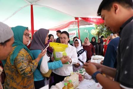 Hadiri Pelaksanaan GPM di Kampung Lasipin, Wali Kota Agustina Tegaskan Pemkot Siap Hadirkan Pangan Murah
