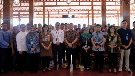 Wali Kota Solo, Respati Ardi berfoto bersama Pemimpin Bank Jateng Cabang Koordinator Surakarta, Pramudjianto, dan jajaran Pemerintah Kota Solo beserta pengurus koperasi dalam acara Kontak Bisnis