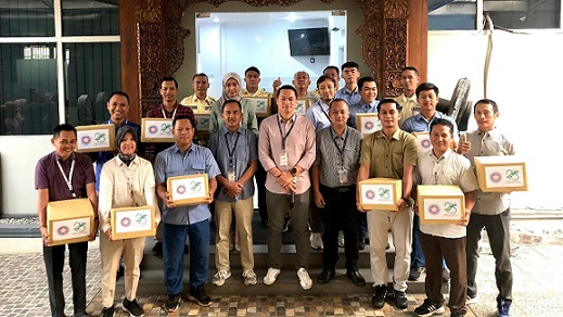 Bank Jateng Cabang Jepara menyalurkan bantuan sosial kepada tim keamanan, kebersihan, administrasi, dan pengemudi dalam rangka memperingati Hari Ulang Tahun (HUT) Serikat Karyawan (Sekar) Bank Pembangunan Daerah Jawa Tengah (Bank Jateng) yang ke-25 di halaman Kantor Cabang Jepara, Kamis (28/8/2025)