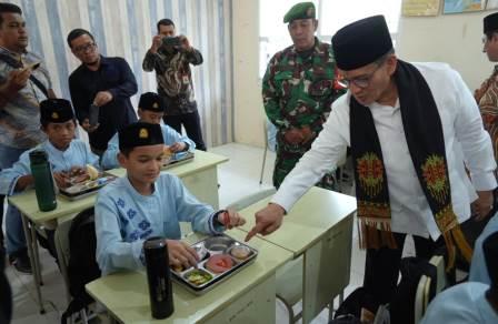 Tinjau MBG, Wamenag Tekankan Gizi sebagai Fondasi Impian Siswa Madrasah