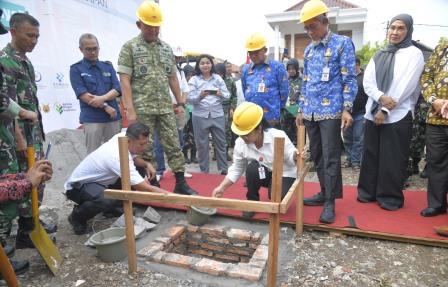 Dukung Koperasi Merah Putih, Agustina Wilujeng Letakkan Batu Pertama Pembangunan Gudang Koperasi