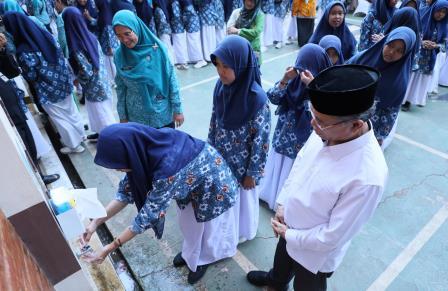 Cegah Penyakit Menular, TP PKK Jateng Kampanyekan Gerakan Cuci Tangan Pakai Sabun di Pesantren
