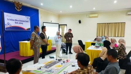 Pelatihan Micro Business Game (MBG) diikuti oleh pelaku Usaha Mikro Kecil dan Menengah (UMKM) yang dilaksanakan di Hotel Dewi Ratih Batang, Kabupaten Batang, Rabu (8/10/2025).