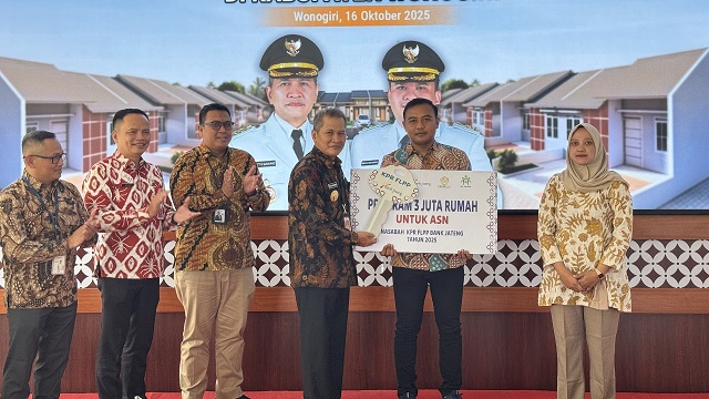 Bank Jateng berkolaborasi dengan Pemerintah Kabupaten (Pemkab) Wonogiri khususnya dalam mewujudkan impian Aparatur Sipil Negara (ASN) untuk memiliki rumah layak huni. Komitmen ini dipertegas melalui kolaborasi dalam Sosialisasi Penyediaan Rumah untuk ASN yang digelar di Pendopo Rumah Dinas Bupati, Kamis (16/10/2025).