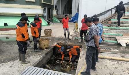 Jaga Kebersihan Lingkungan, Sampah di Sekitar Area Masjid Agung Kendal Dibersihkan
