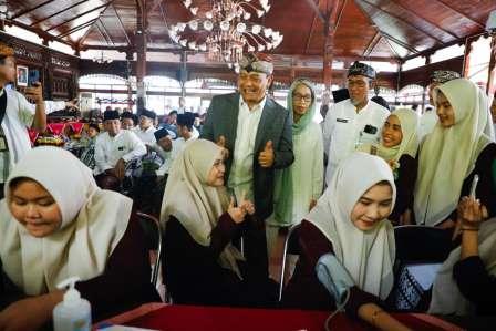 Pastikan Kesehatan Santri, Ahmad Luthfi-Taj Yasin Terjunkan Dokter Spesialis Keliling ke 5.419 Pesantren